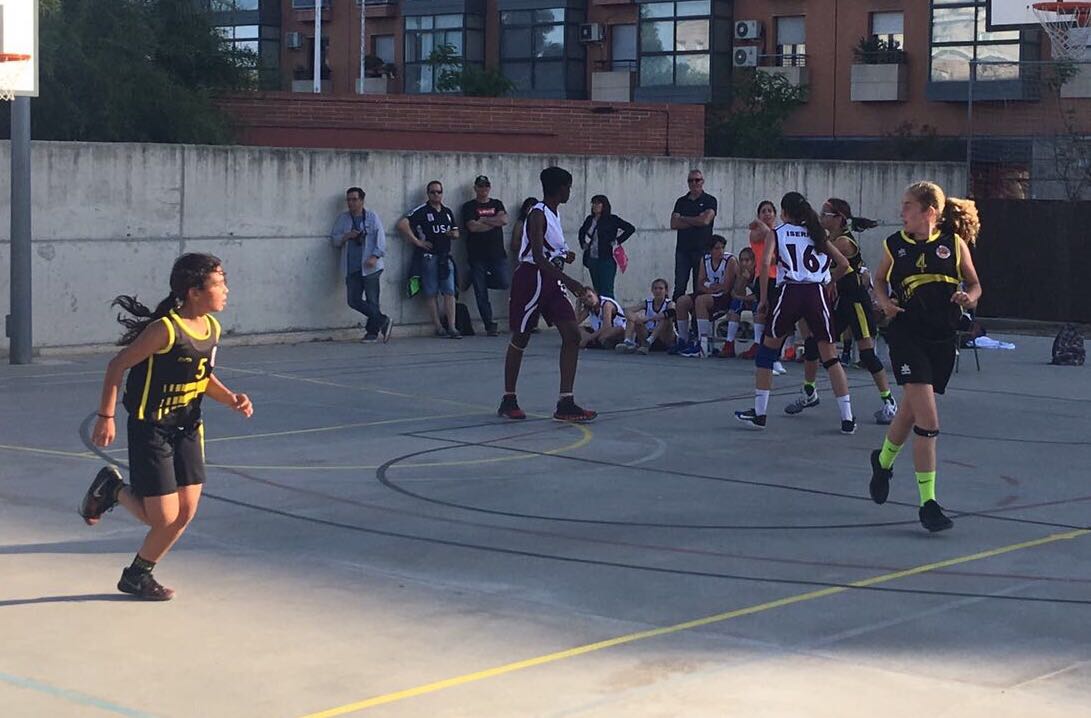 ASRBasketAlmeda's tweet photo. #M1F Derrota a l'últim partit de la temporada @BasketAlmeda 51-74 @FemSantAdria #nuncadejesdesoñarensermetralleta Bona temporada noies! https://t.co/XJIMThznCo