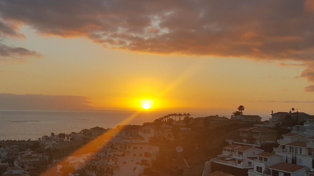 sally6386's tweet photo. Long time since last post...
This sunset needed sharing... https://t.co/uEs1qjXWPN