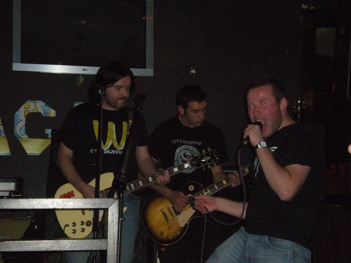r_boylo's tweet photo. @gazmataz1981 I thought you were a big @qotsa fan #marklanagan. You used to love rocking out the @gunsnroses on stage back in the day!! ๐ธ๐๐ค๐บ https://t.co/9AyIp0a8jv