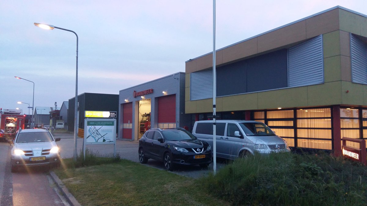 Jan_Idema's tweet photo. Vanavond de twee nieuwe postcommandanten @PMens73 en @ArnovanBerkel1 van post Winkel @vrnhn geïnstalleerd, daarna oefening bij De Mafkikker! https://t.co/yQlDIGTB4h
