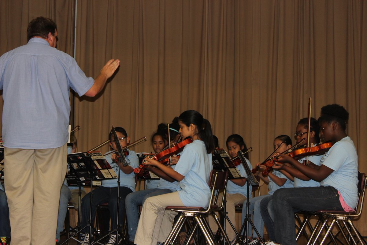 HSVk12's tweet photo. The Morris Elementary School Soaring Strings performance @pboyd_morris https://t.co/iUCZrwllL4