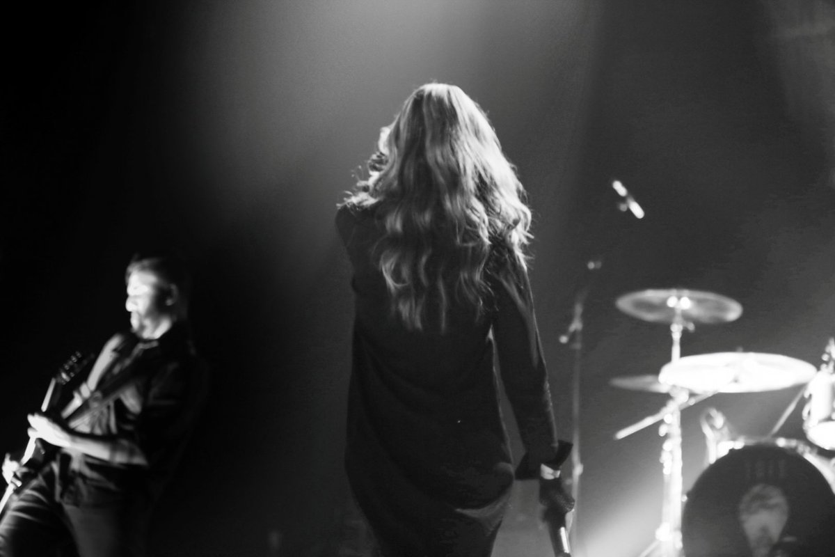 "...Sem medo eu continuo. O mal não pode me deter. A fé é o meu escudo que me leva a ir além. Ao alvo certo. Eu rejeito o que me afasta de V