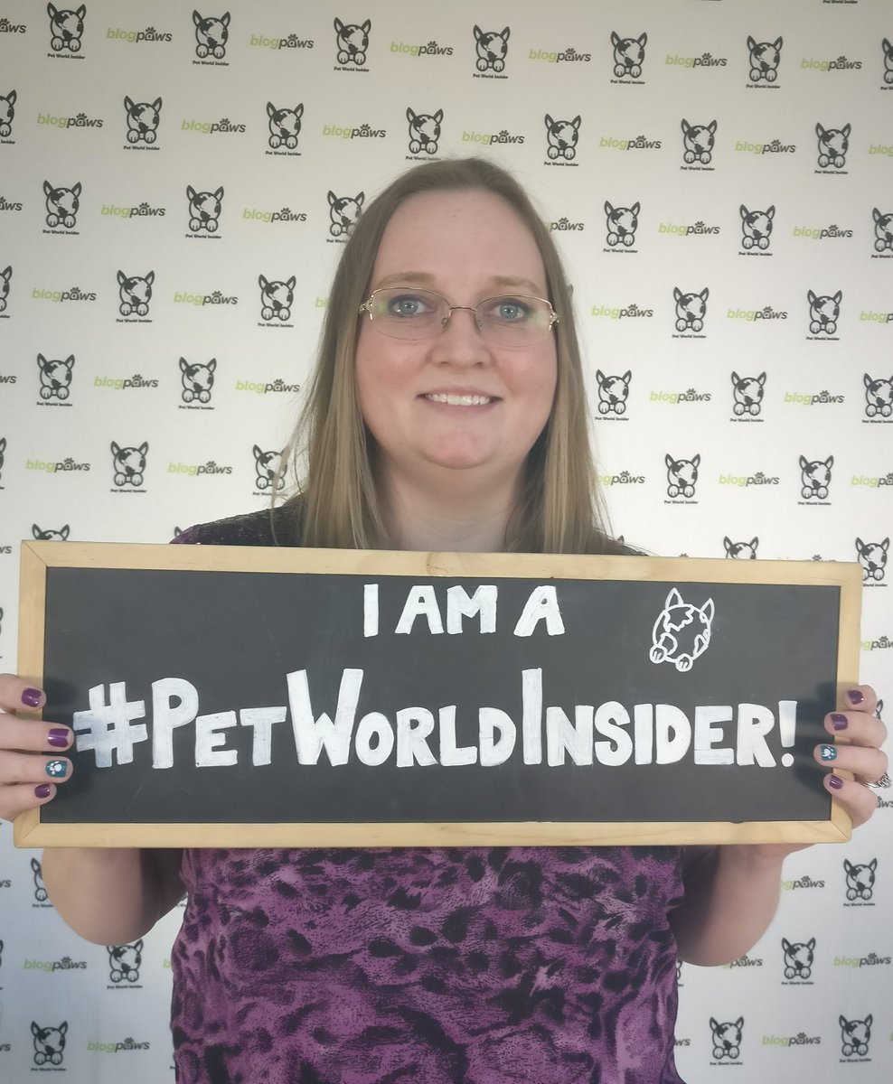 petworldinsider's tweet photo. Always great to catch up with friends like Robin from @ThePlayfulKitty  at #blogpaws 2017 https://t.co/oBme7o4Pl6