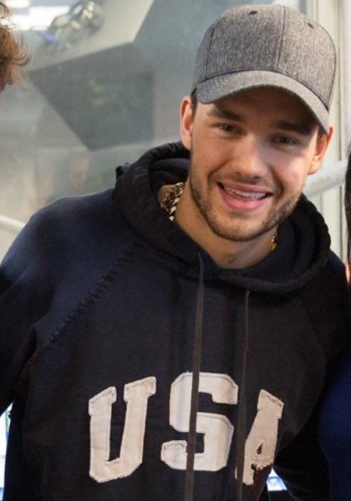 londoncafe's tweet image. #dontinterruptme when i&apos;m listening to @liampayne banging track! #StripThatDown