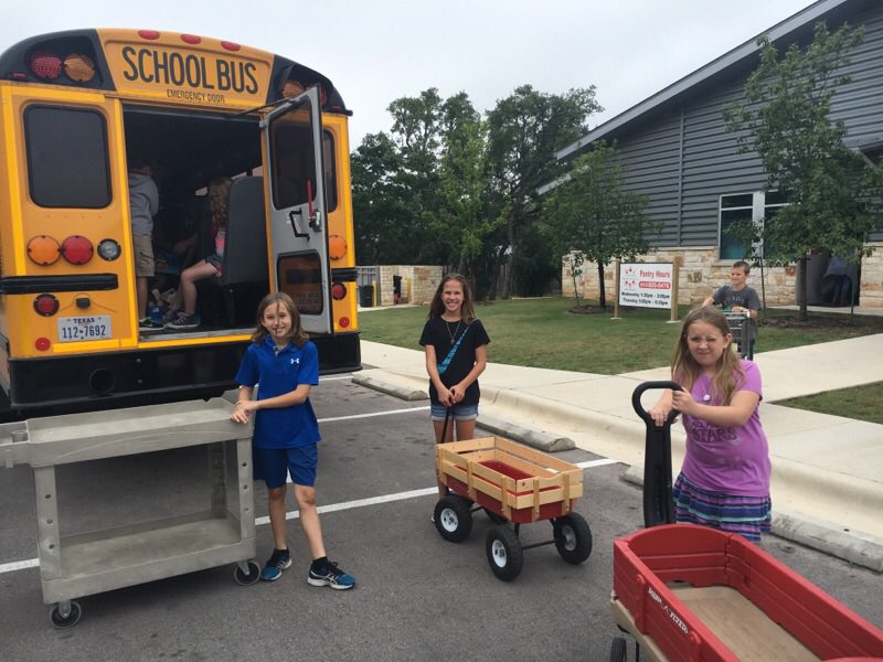 ds_elementary's tweet photo. Community of Care team delivered over 1200 lbs of food to Helping Hands today! #inspiredse #kindnessmatters https://t.co/CHtSRl0kdl