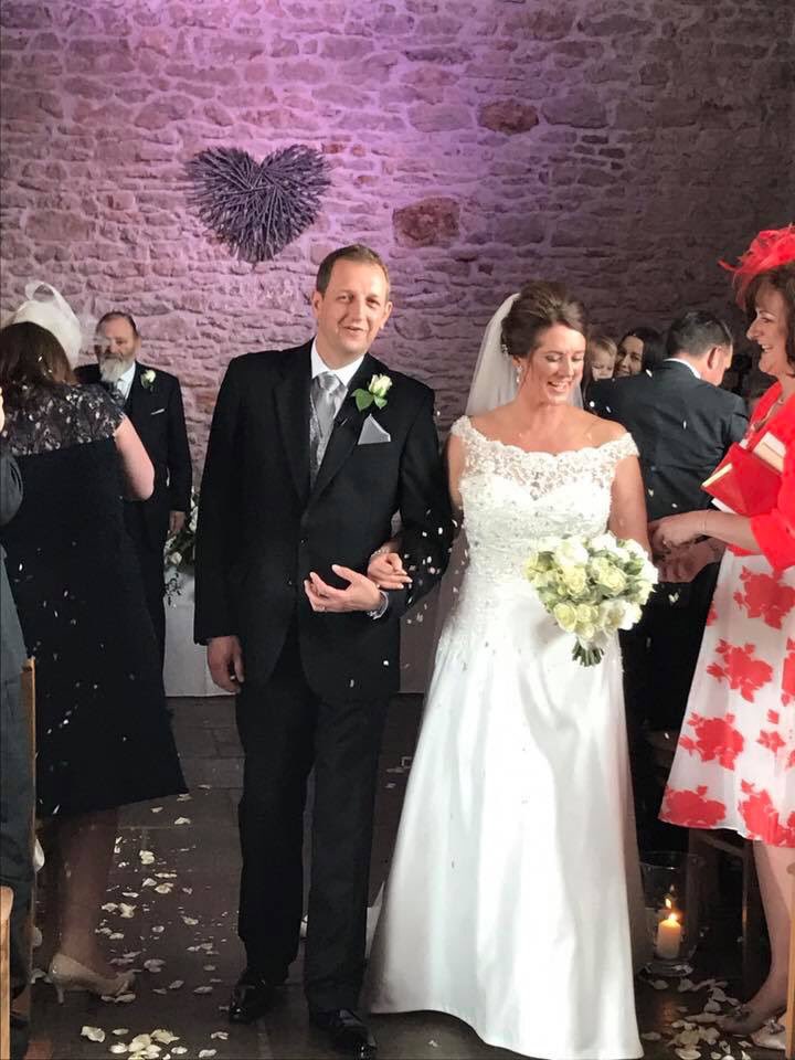 manic_botanic's tweet photo. Classic elegant beautiful wedding #Northamptonweddings #wedding #peonies #roses #bride #flowers @DodfordManor @Jenkinsons_C @beautyangelstv https://t.co/8owDe2b5eP