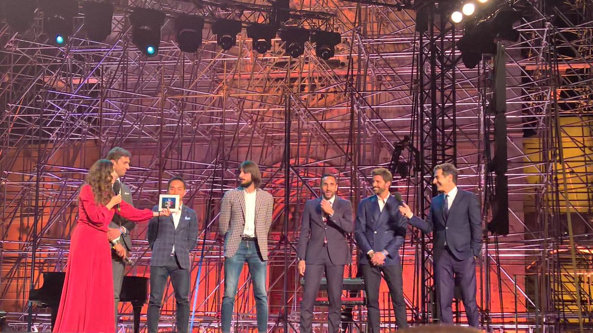 acmilan's tweet photo. Sul palco de "#UnGoalPerLItalia" anche @marcostorari30, al fianco delle popolazioni terremotate. Perché #IlCalcioAiuta! https://t.co/suOed8B9qj