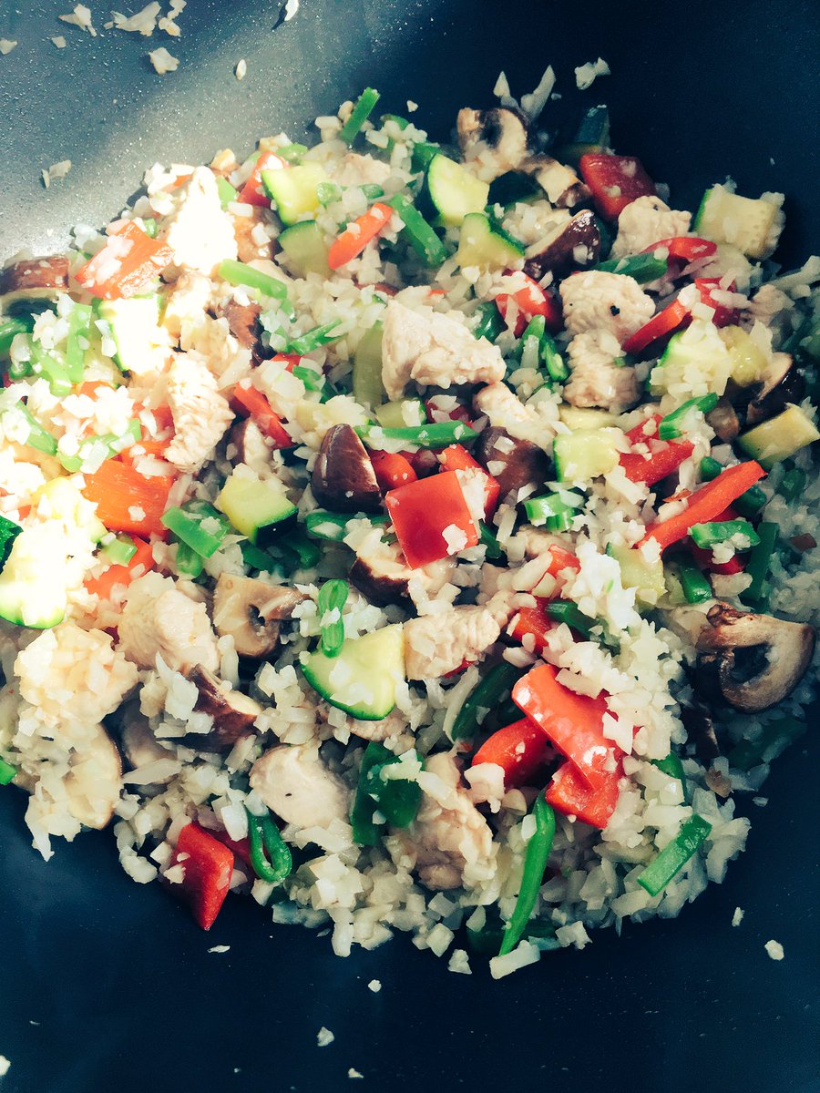Heerlijke bloemkoolrijst met groente en kip!! Goed alternatief voor gewone #rijst. #ah #gezondeleefstijl