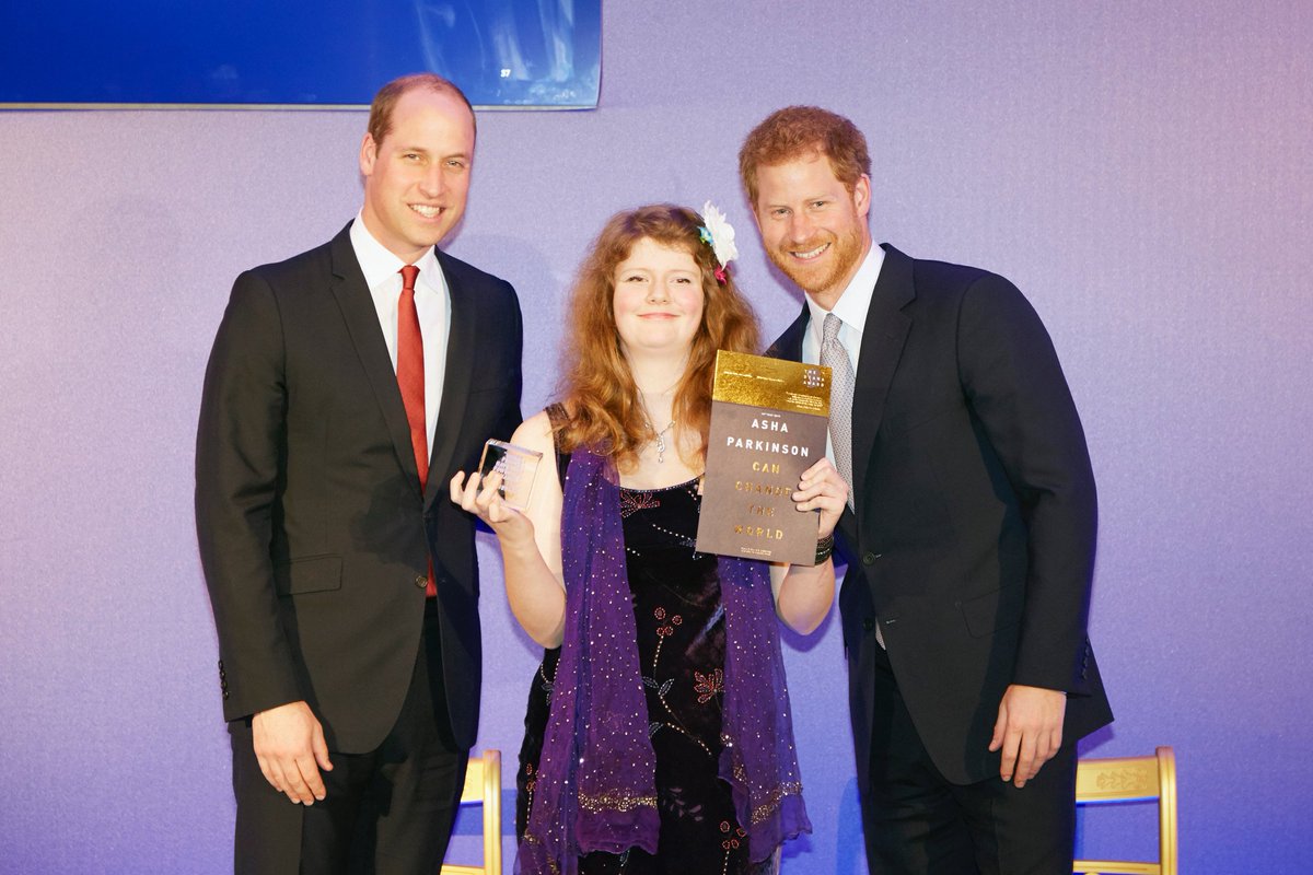 BDivisions's tweet photo. Our very own @AshaParkinson gets her #LegacyAward from Princes William &amp; Harry!! @DianaAward @KensingtonRoyal @RoyalAcadMusic @SyriaRelief https://t.co/YnzjX4RE1z