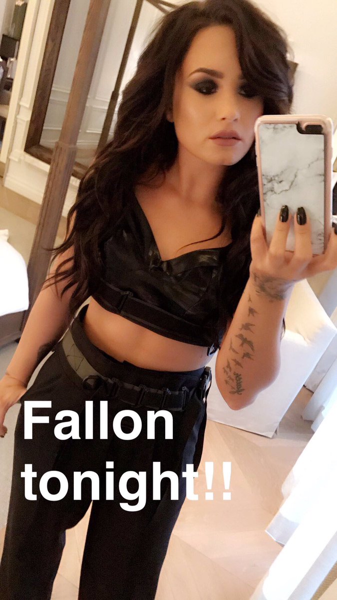 demibrasil's tweet photo. Demi via Snapchat (theddlovato). Hoje tem #NoPromisesOnFallon! https://t.co/NjYIiWTK3y