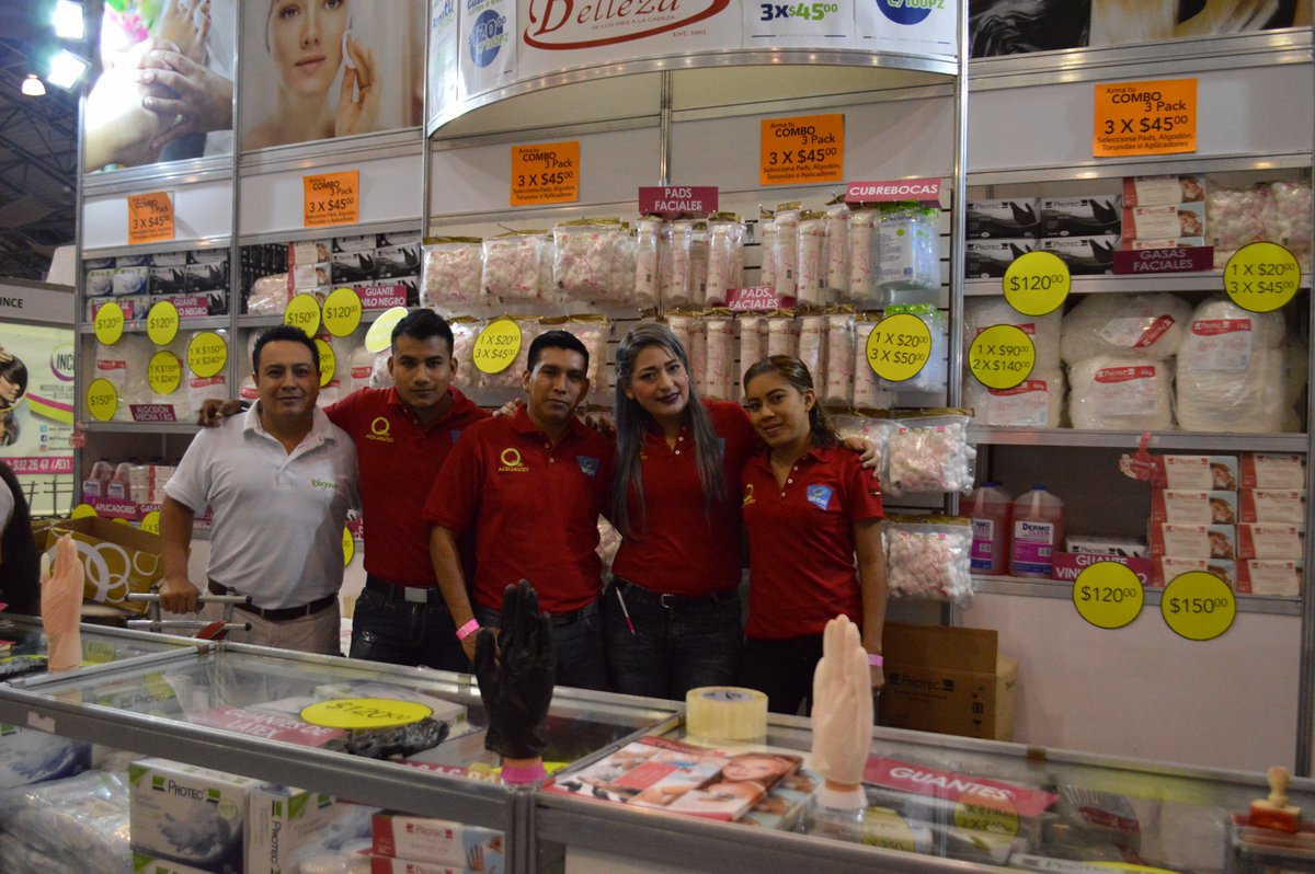 ECIBVeracruz's tweet photo. ¡Nuestros expositores están muy contentos de estar en este segundo día de #ECIB2017! https://t.co/PNBR8evwu1