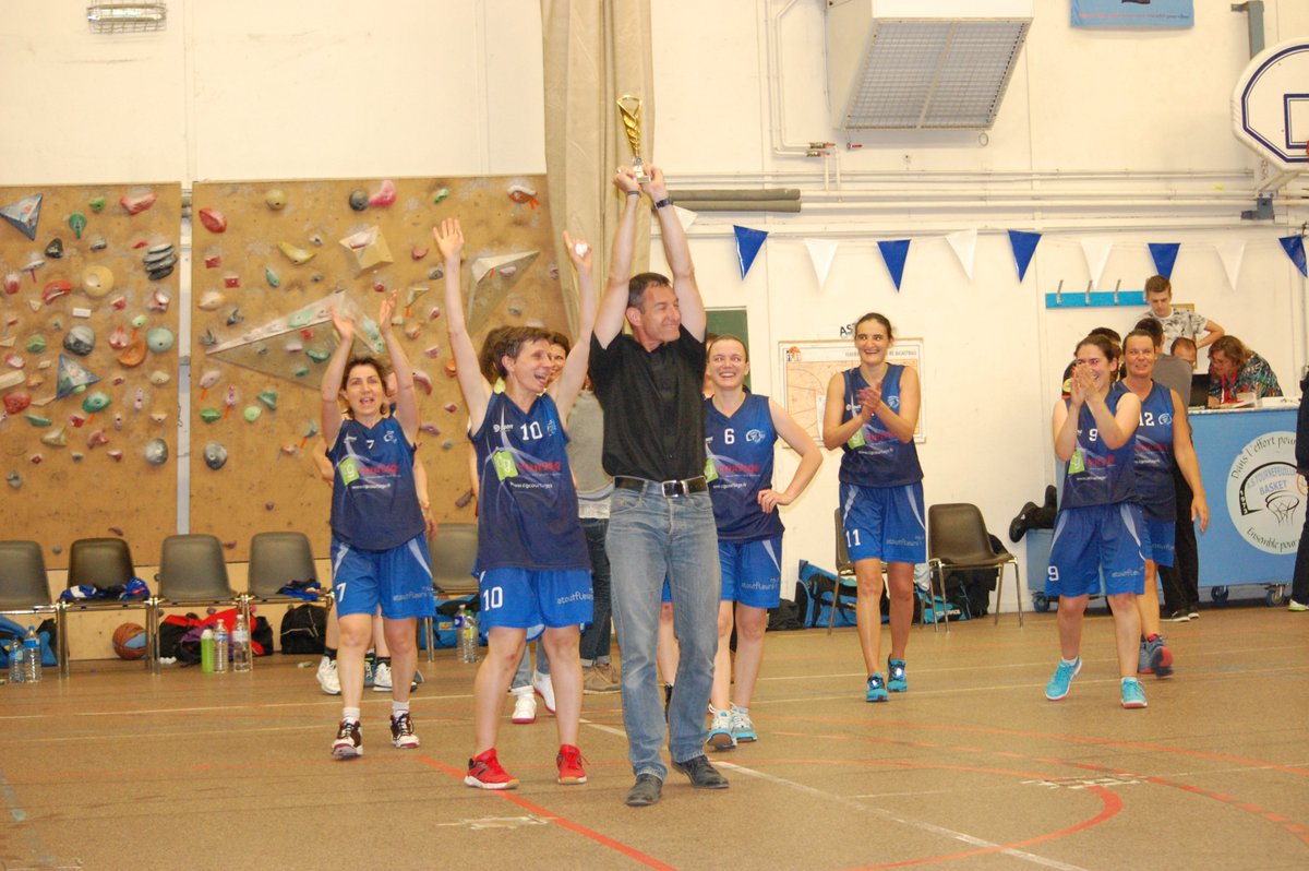 ast_basket's tweet photo. SF 4 : Finale D3. Défaite face à OTB 3 sur le score de 61 à 39. Grosse ambiance, joli jeu et beaucoup de plaisir sur le terrain 🏆 https://t.co/MChTHLu8Y2