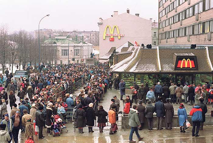 HistoryFoto's tweet photo. Очередь в первый Макдональдс на Пушкинской. СССР. 1990 г. https://t.co/14yHla5h1F