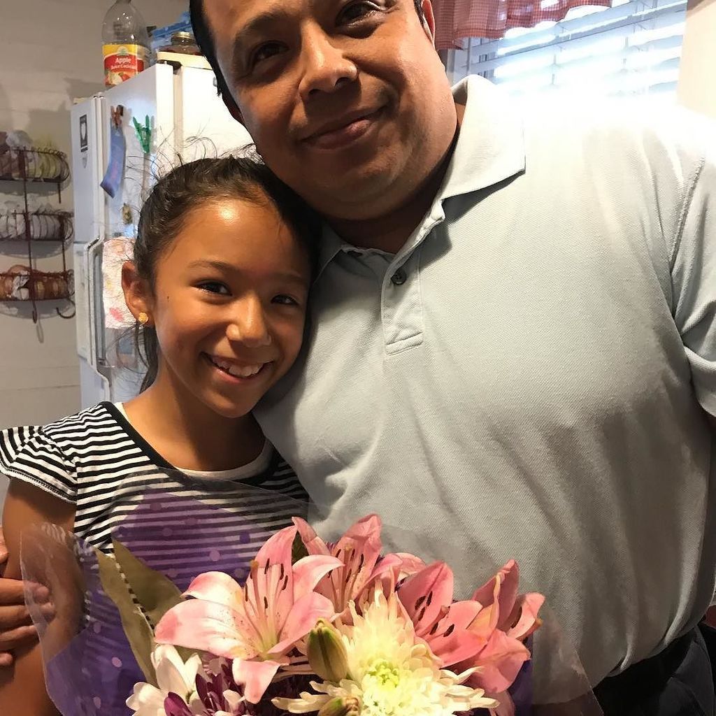 AndreaMom2Many's tweet photo. He's such a good daddy! Flowers for his girl. 😊🌷 https://t.co/BdLao1tTHx https://t.co/ZcaC9cUVoH