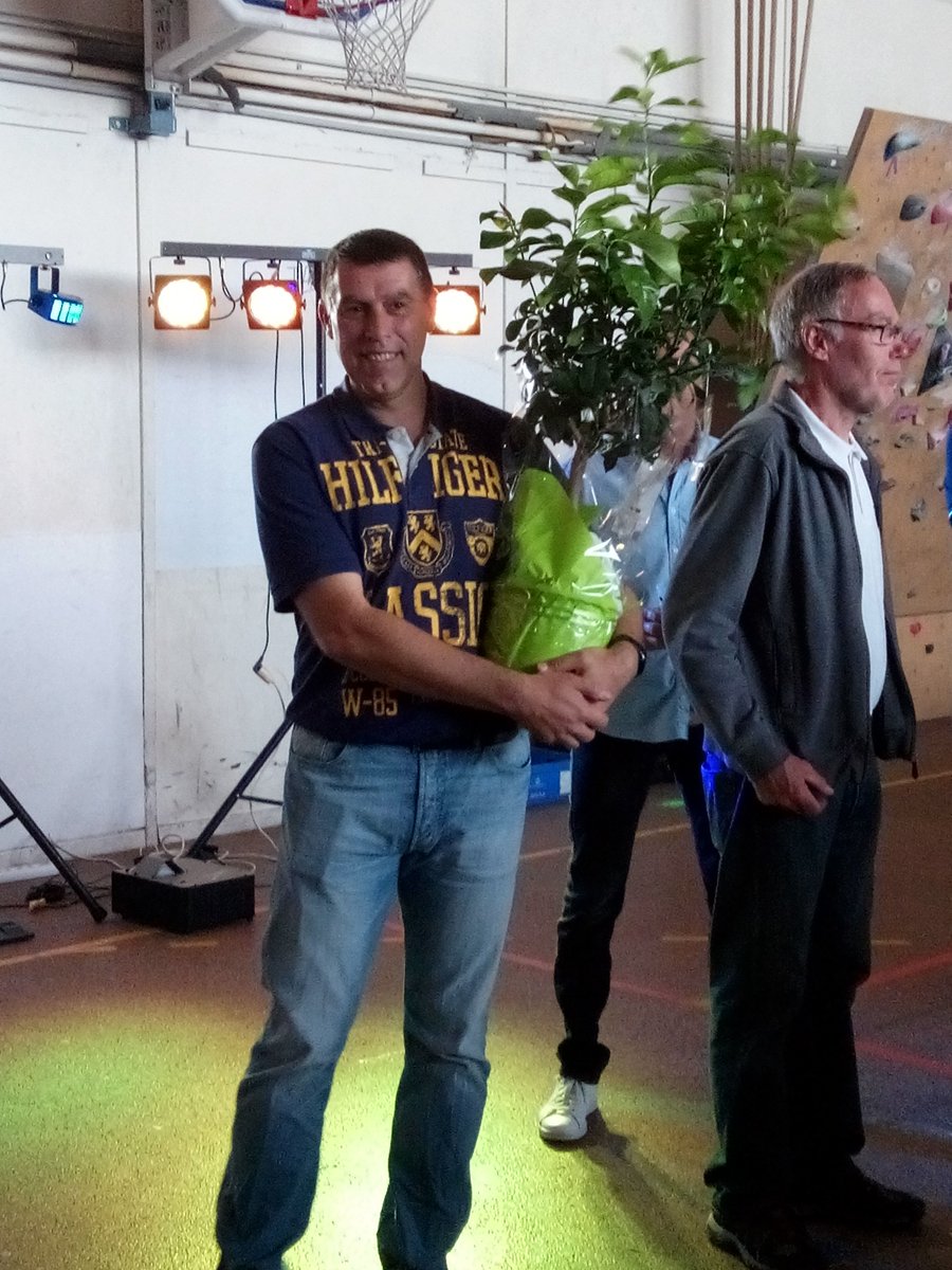 ast_basket's tweet photo. Fête du club:remerciements à Patrick pour ses bons et loyaux services pendant 7 ans,cadeaux des SF 1. Karaoké, chansons et danse pour tous 🎤 https://t.co/SGRAkz1EYm