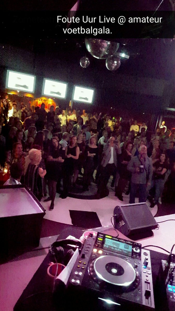 julesvanhest's tweet photo. Veel op pad geweest in 't weekend met #Qmusic Het Foute Uur Live! Niks leuker dan samen zo'n mooie sfeer maken! https://t.co/VDlv1hNQwd