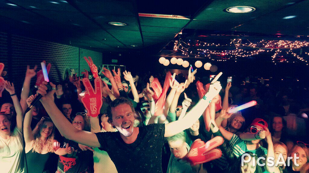 julesvanhest's tweet photo. Veel op pad geweest in 't weekend met #Qmusic Het Foute Uur Live! Niks leuker dan samen zo'n mooie sfeer maken! https://t.co/VDlv1hNQwd