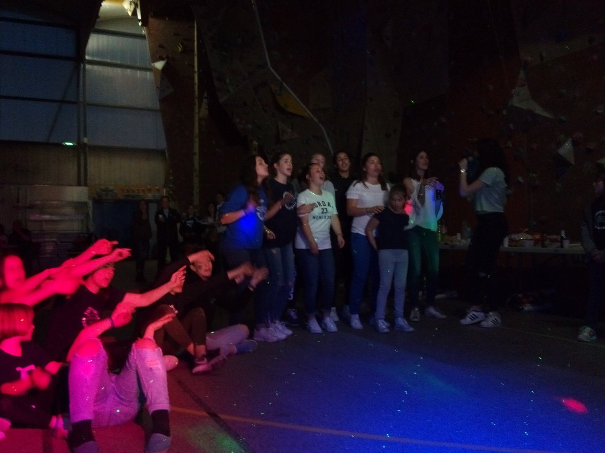 ast_basket's tweet photo. Fête du club:remerciements à Patrick pour ses bons et loyaux services pendant 7 ans,cadeaux des SF 1. Karaoké, chansons et danse pour tous 🎤 https://t.co/SGRAkz1EYm
