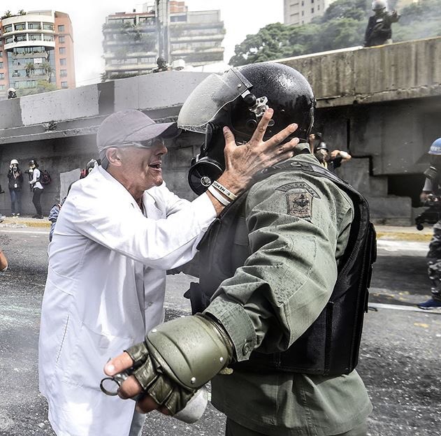 esteninf's tweet image. Luis Robayo de la agencia #AFP captura el momento en que médico intenta mediar con GNB, la respuesta fue activar la ballena vía @elestimulo