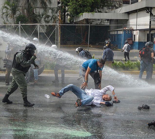 esteninf's tweet image. Luis Robayo de la agencia #AFP captura el momento en que médico intenta mediar con GNB, la respuesta fue activar la ballena vía @elestimulo