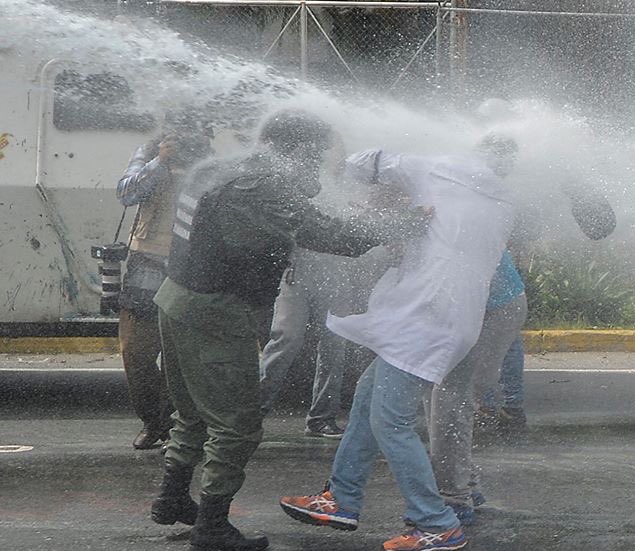 esteninf's tweet image. Luis Robayo de la agencia #AFP captura el momento en que médico intenta mediar con GNB, la respuesta fue activar la ballena vía @elestimulo
