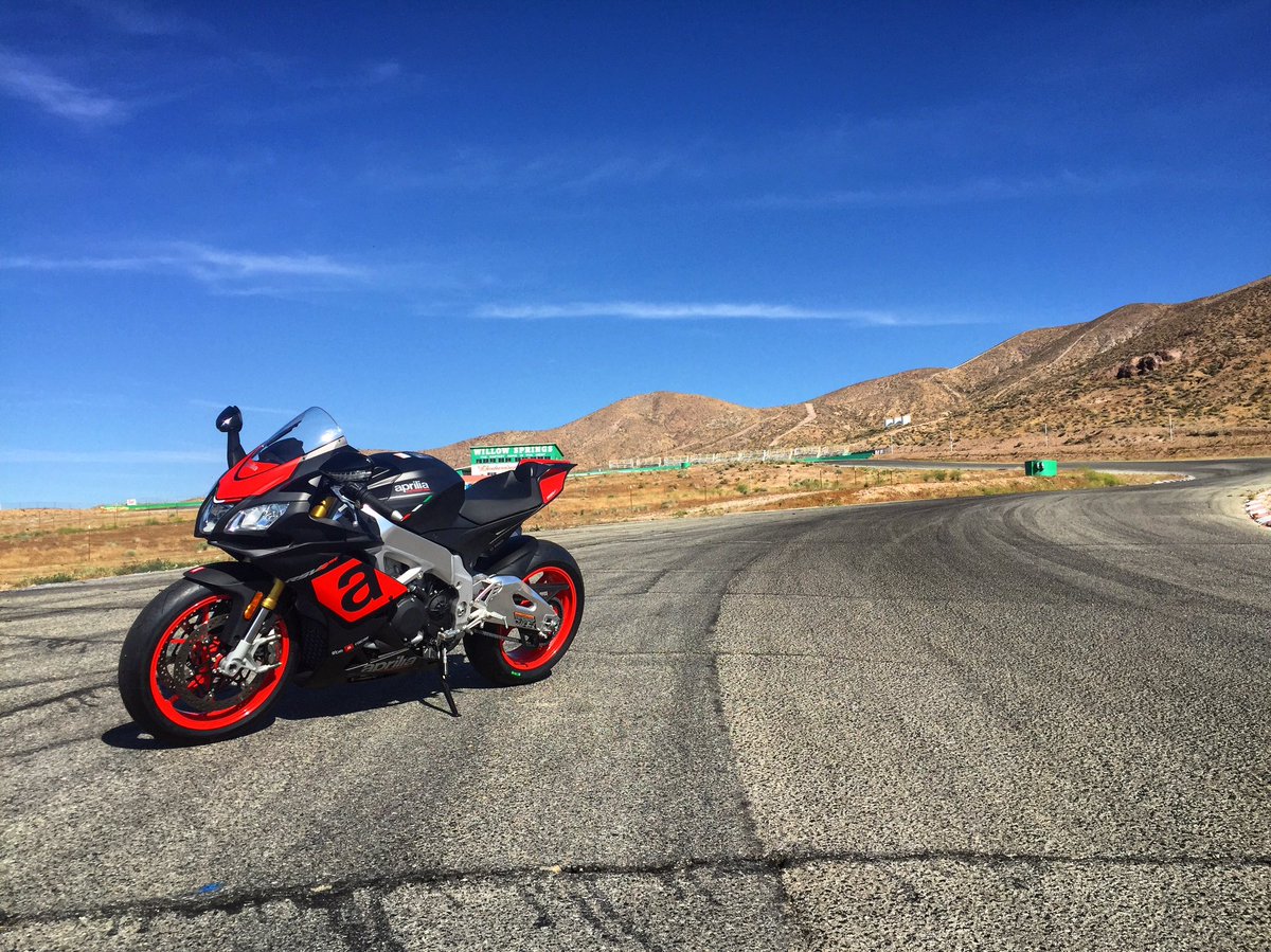 apriliaamericas's tweet photo. We're at Willow Springs for the @sportridermag literbike comparison. Nice little Monday 🏍💨
.
#aprilia | #rsv4 | #trackslayer https://t.co/JnuUckF7Sw