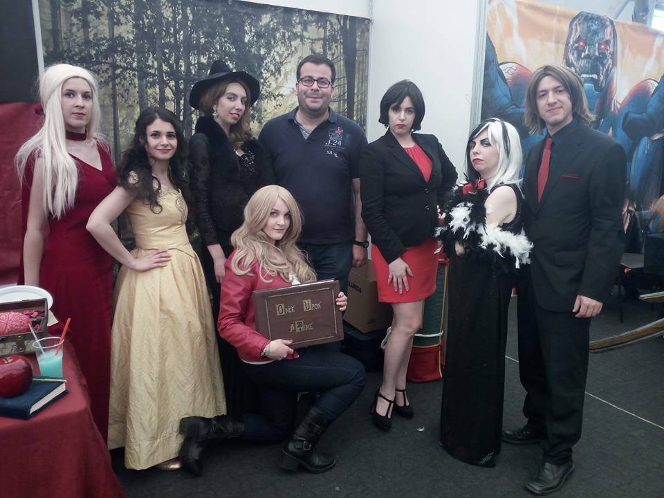 OUATCosplayIta's tweet photo. Took a picture with a man at a Con cos he looks like @AdamHorowitzLA and it's like having the writers #cosplay
#OnceUponATime #joking #fun https://t.co/DFDkZthGeY