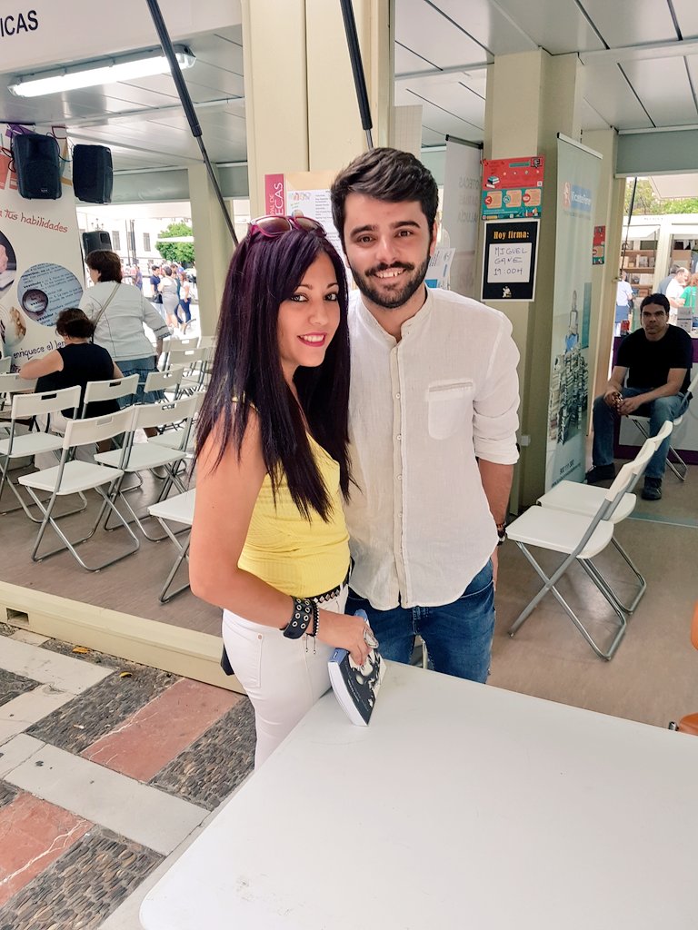 Firma libro con tal de verte volar.... #fdls17 #ConTalDeVerteVolar #sevilla #poesia