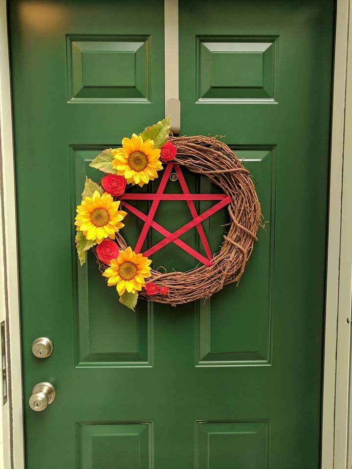 Pentaclepride's tweet photo. A lovely wreath by Jenna Rose O'Connell! https://t.co/H8ymoVP8Yb