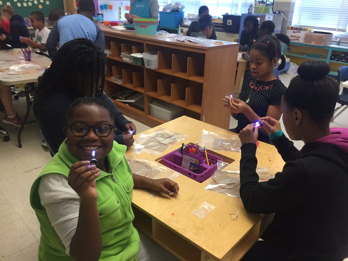 MissTaylor_2nd's tweet photo. We explored circuits today! #hesmakes #hawthornehappy @BCPSHES Thank you @futuremakerkids !! https://t.co/wVRjIb7xkp