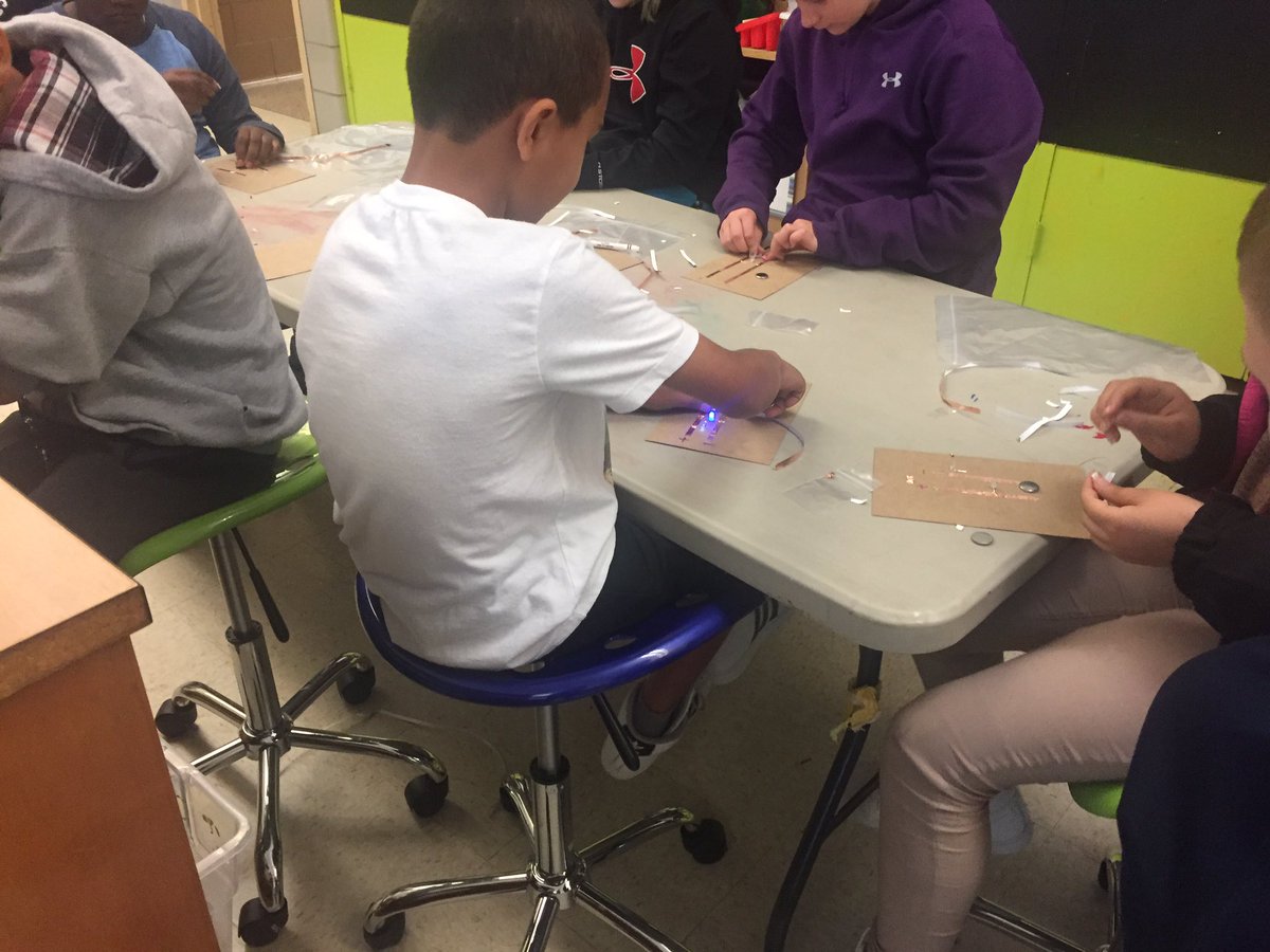 MissTaylor_2nd's tweet photo. We explored circuits today! #hesmakes #hawthornehappy @BCPSHES Thank you @futuremakerkids !! https://t.co/wVRjIb7xkp