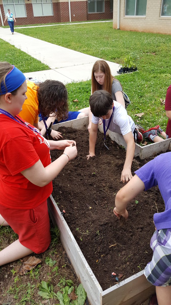 HeatherKW2012's tweet photo. Today was the first day of QUEST Camps. We tried to get as many pictures as we could! More tomorrow! #STEMQUESTRocks! @PLAYLoudon https://t.co/qmS1wav5R1