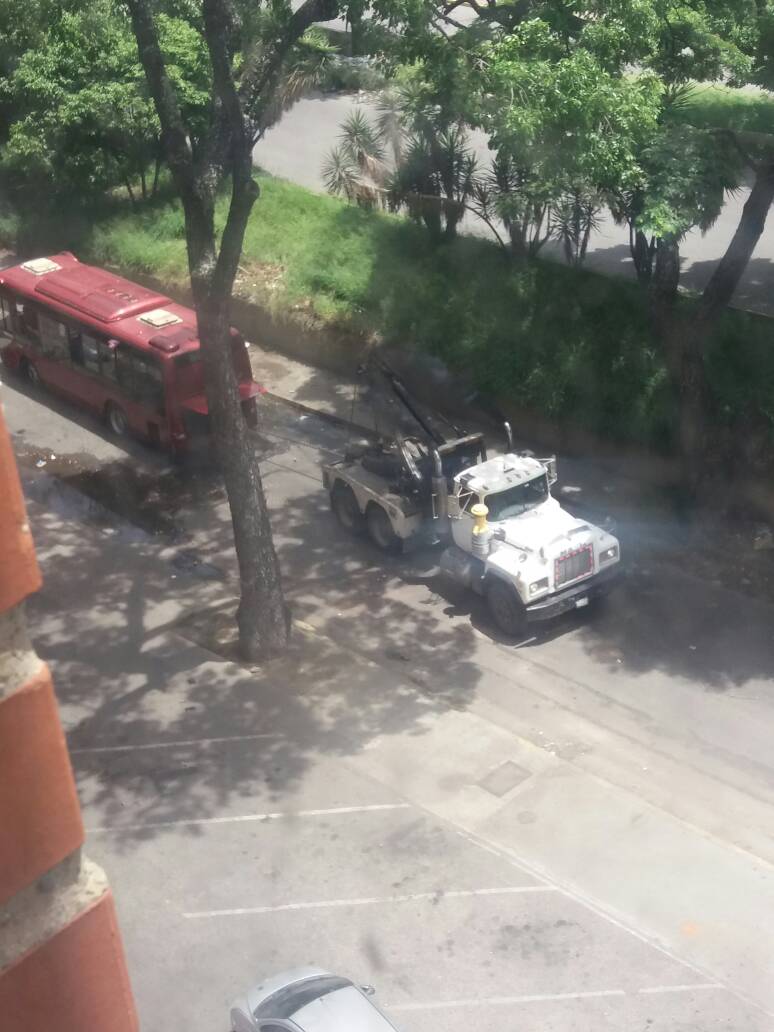 botellazo's tweet photo. .@vladimirpadrino El mismo gobierno traslada el bús al CIED en grúa, para luego quemarlo y responsabilizar a la oposición #22mayo https://t.co/0sygntz0Km