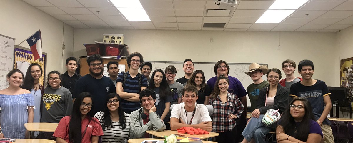 Melrsegovia's tweet photo. #saying goodbye to #Classof2017 #missingualready #8thperiod #APEnglishLit https://t.co/Towb2V66MW