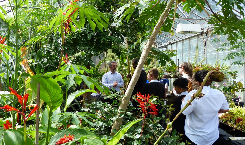 drmgoeswild's tweet photo. More faces of @PlantDay2017 from @UniofReading #BotanyLive @BotanyRNG @MScPlantDiv @GlobalPlantGPC @PlantTeaching @MrLyford @pennymarshwort https://t.co/2C04stfTjA
