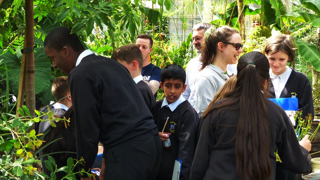 drmgoeswild's tweet photo. More faces of @PlantDay2017 from @UniofReading #BotanyLive @BotanyRNG @MScPlantDiv @GlobalPlantGPC @PlantTeaching @MrLyford @pennymarshwort https://t.co/2C04stfTjA