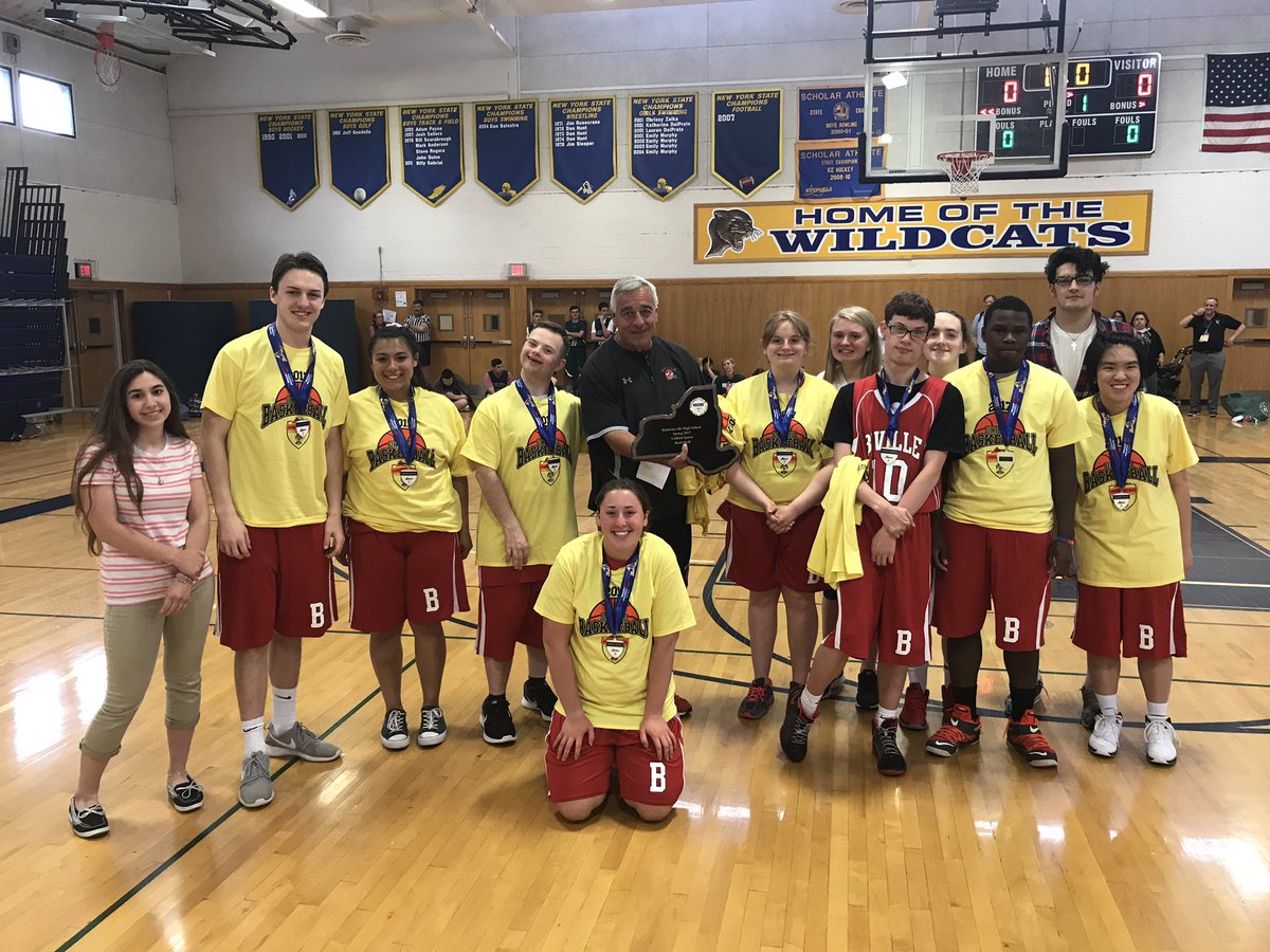 Bville_Bees's tweet photo. 🏀Our 2017 @BvilleUnified Basketball team with their t-shirts and medals 🥇 https://t.co/tJOv4ijTKS