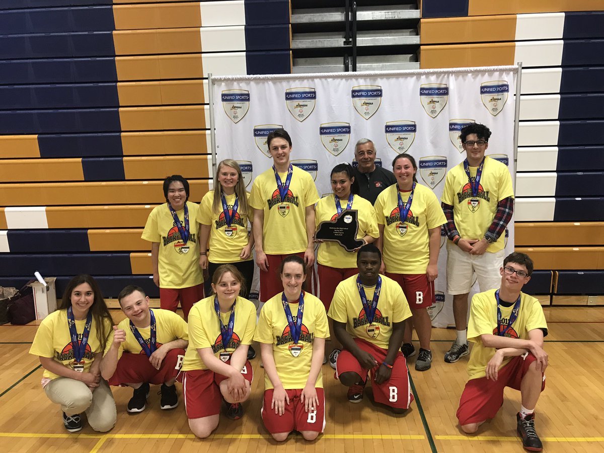 Bville_Bees's tweet photo. 🏀Our 2017 @BvilleUnified Basketball team with their t-shirts and medals 🥇 https://t.co/tJOv4ijTKS