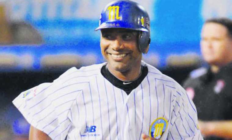 CaraotaDigital's tweet photo. Melvin Mora a la Fiscal General: Espero que se mantenga al lado del pueblo https://t.co/bSeDOzTfjB https://t.co/LWJzMsZBL1