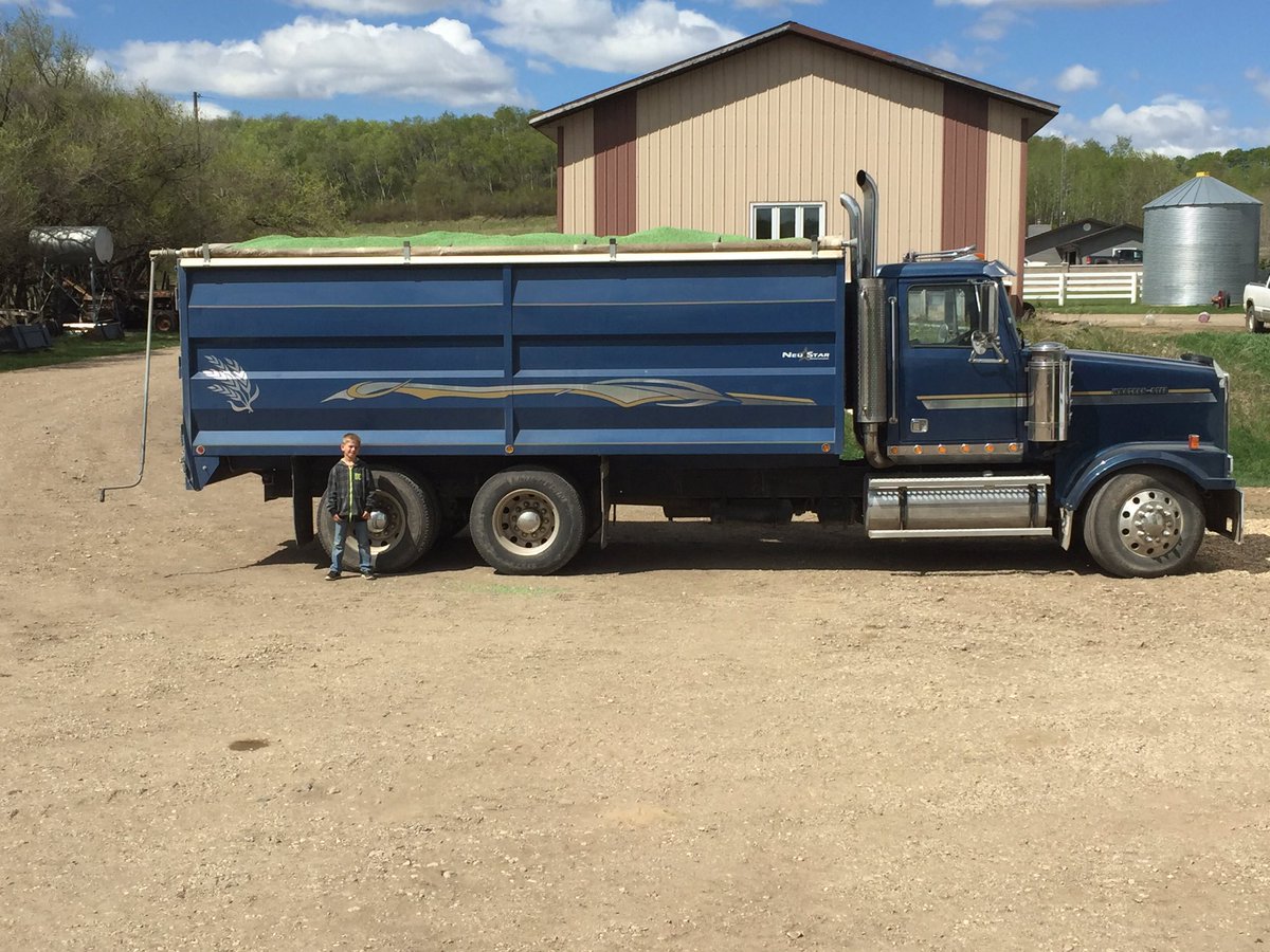 jeremyandres22's tweet photo. A big load of beans out the door this morning #plant17 #earlybeans #dupontpioneer https://t.co/0aMjKD1oPF