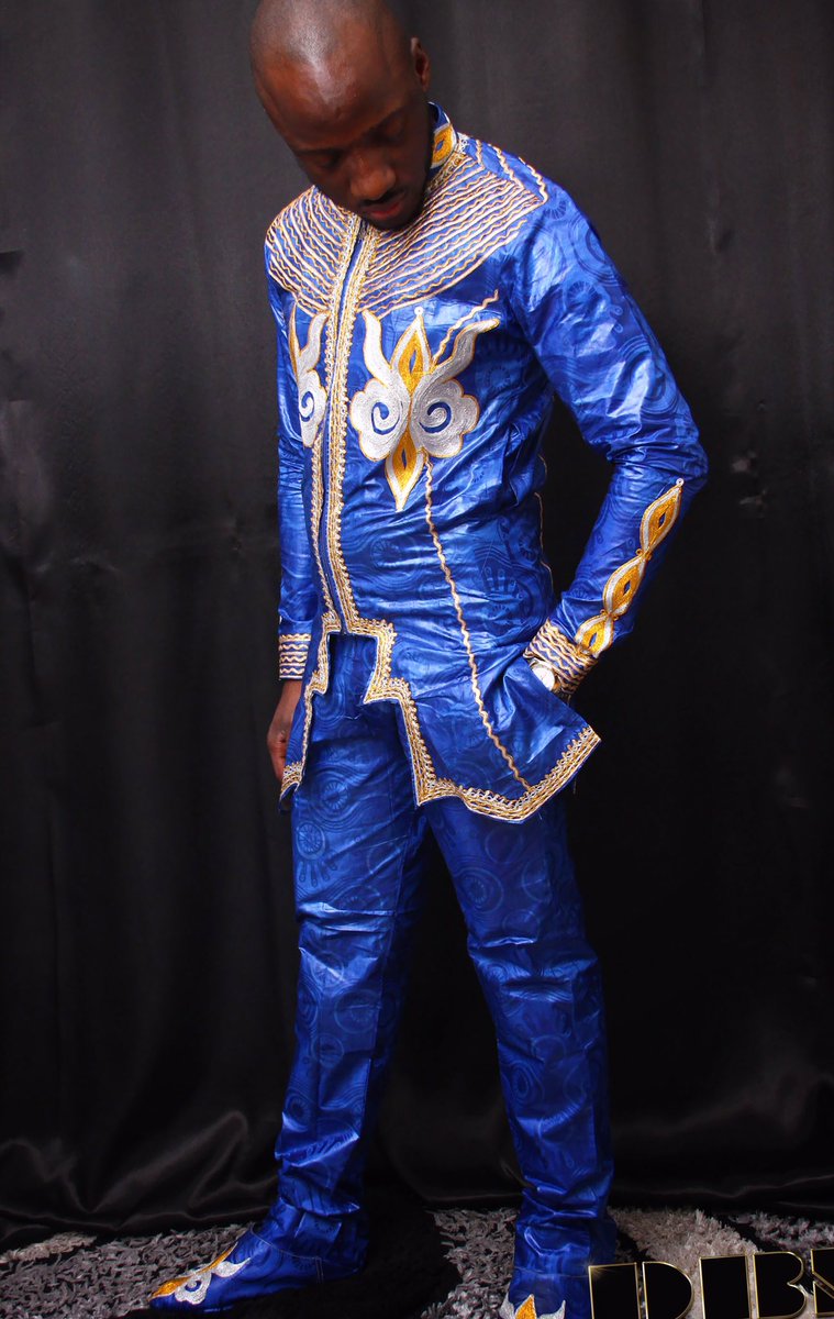 MamaGetzner's tweet photo. Un bleu bic à tomber ! Tenue magnifique créée par l'incroyable @DbnBazin  #bazingetzner #bazin #Senegal #mali 😍 https://t.co/xjdIWmjFkY