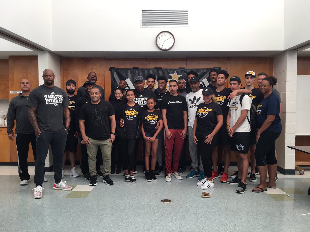Compton_Magic's tweet photo. Love this Magic Family! 
GivingBack and Serving our Community Together 🙌🏾
@MAXIE_JUZANG @emobley15 @nicolmobley @DougJoseph @coachspoon2 https://t.co/3kxsju4tD3