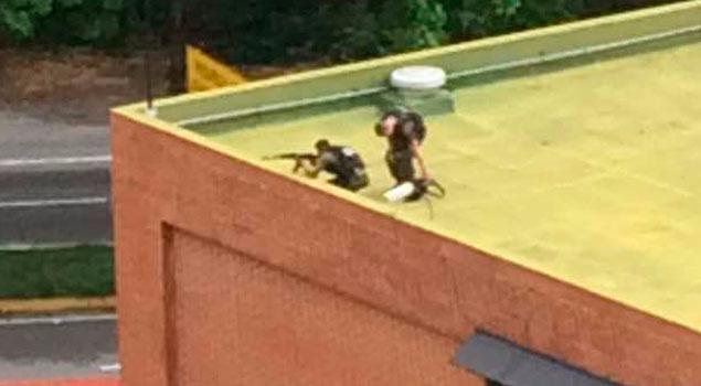 DiarioTalCual's tweet photo. PERO LOS VIOLENTOS SON OTROS Denuncian francotiradores en sede del CIED - PDVSA de La Tahona #Video https://t.co/w2t4bJsJSR https://t.co/dlA1RNEmHx