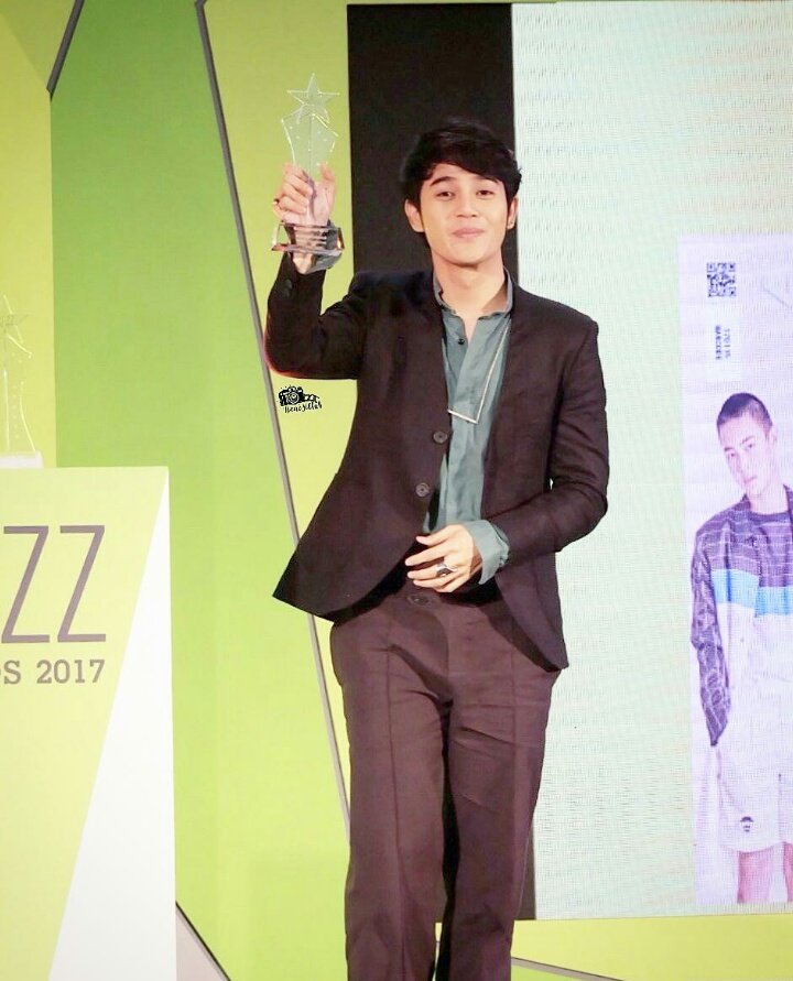 BenzJiClub's tweet photo. รางวัล #kazzawards2017 ที่ทุกคนมอบให้เบนซ์ #benzji #เบนซ์จิรโรจน์ https://t.co/acKZ4shMfk