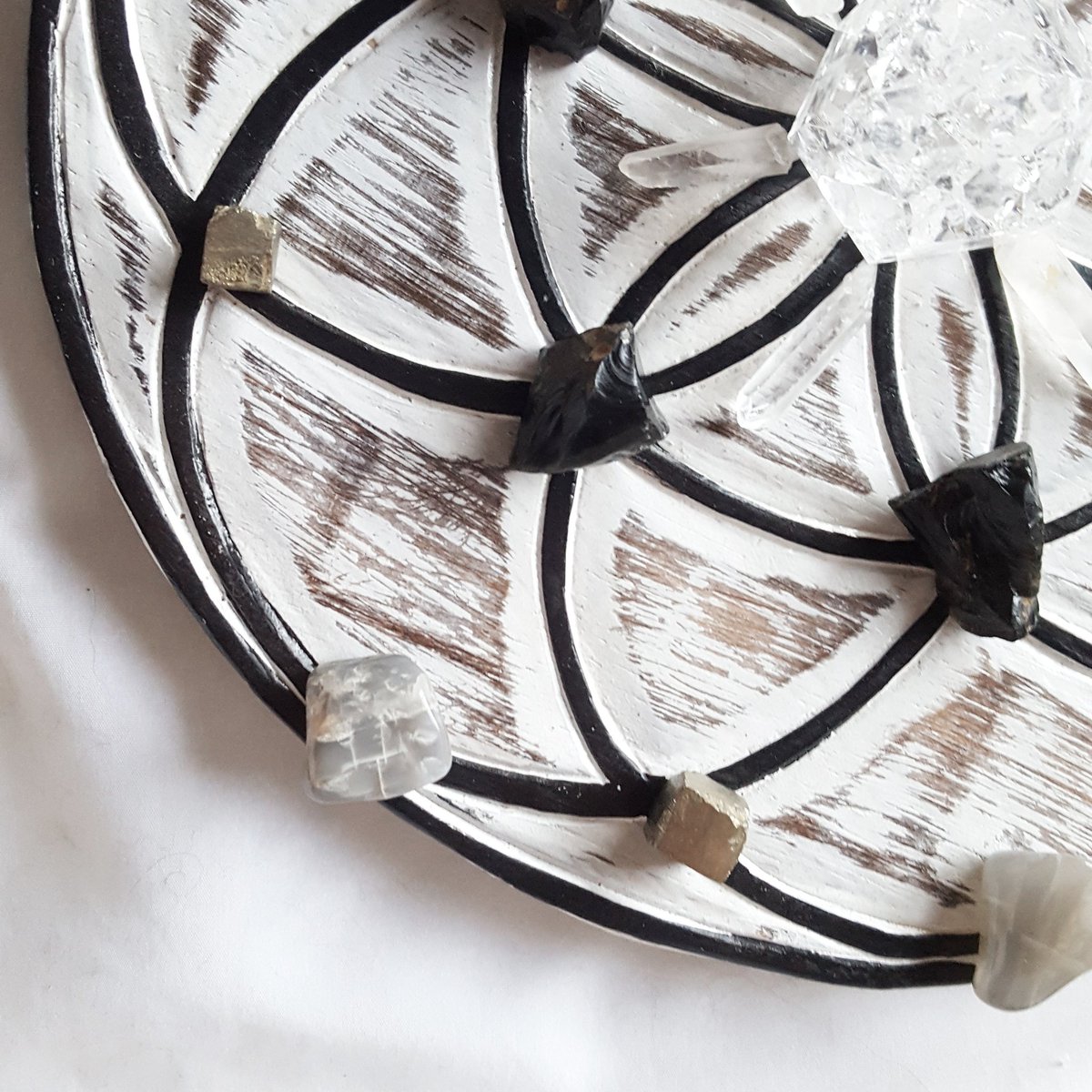 LightApothecary's tweet photo. Bringing this coming New Moon's grid into focus 💎📿🔮🌙 #manifesting #crystalgridding #intuiting #quartz #obsidian #pyrite #moonstone https://t.co/zhFouFe3mn
