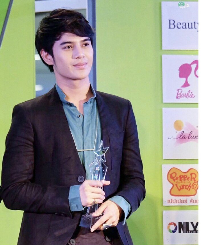BenzJiClub's tweet photo. รางวัล #kazzawards2017 ที่ทุกคนมอบให้เบนซ์ #benzji #เบนซ์จิรโรจน์ https://t.co/acKZ4shMfk