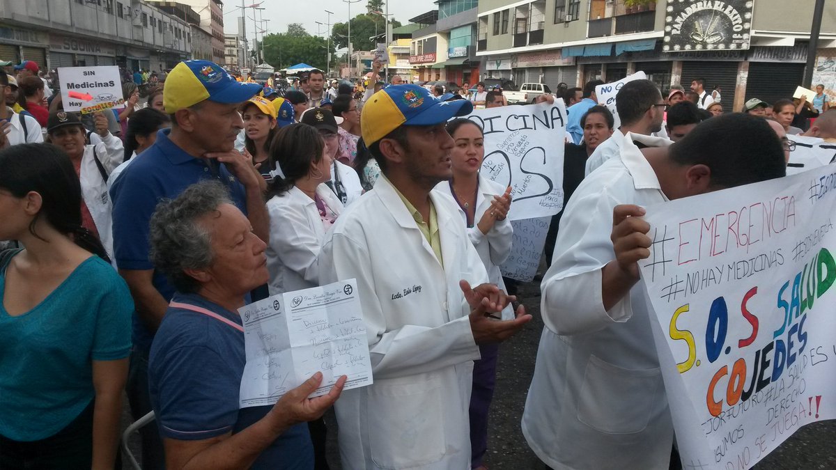 CojedesPJ_'s tweet photo. Hoy los medicos Cojedeños salieron a las calles a protestar por hospitales dignos y la apertura del canal humanitario #PorLaSaludYLaVida https://t.co/UGU9skZpdt