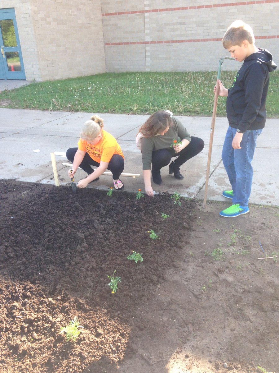 ARCTICZone_EC's tweet photo. Great day of planting for the @Northstarmiddle flower &amp; vegetable gardens! #STEM #PBL @nmsmcmahon @iCoachEdTech https://t.co/rGt6f7KKu9