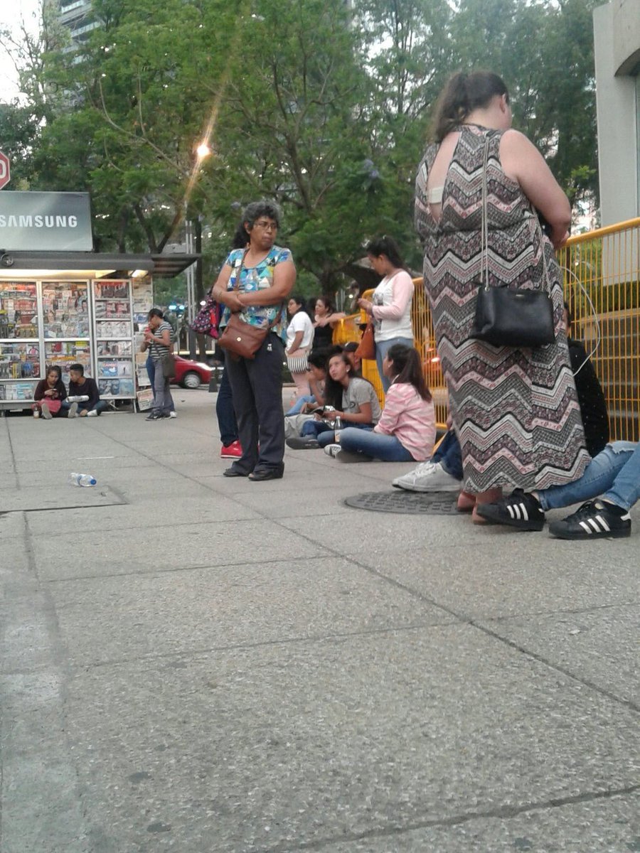 OficialMexico1D's tweet photo. Las fans que estaban en el 4S ya se están retirando, ya quedan pocas fans fuera del hotel. #HSMX https://t.co/rPYUq1j2xe