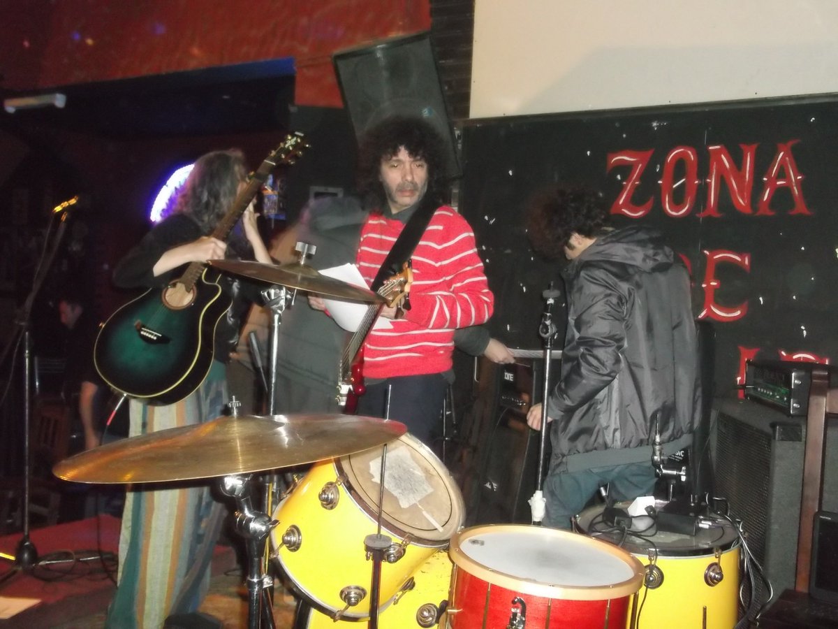 Queremos agradecerles por la buena onda y por estar presente en la noche de show en Zona de Nadie. 
Vamos por más!